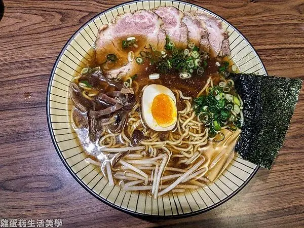【桃園食記】拉麵吧 - 2700則google評論，叉燒透薄軟嫩日式豬排也是必吃