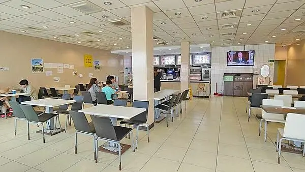 網路評價４.３顆星！一隻烤雞只要２８０元超佛心價！比連鎖店還要便宜也更好吃的超美味店家，超級爆高的Ｃ