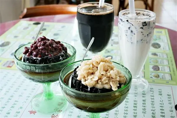 新竹關西美食-關西仙草巷，主打仙草料理、甜品、飲品仙草專賣店，食尚玩家推薦的關西美食小吃