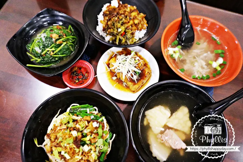 夜幕下的美味探索：『阿亮魯肉飯』夜貓族的最佳美味選擇！中原大學美食推薦、中壢宵夜必吃！ - 相片中的菲莉絲