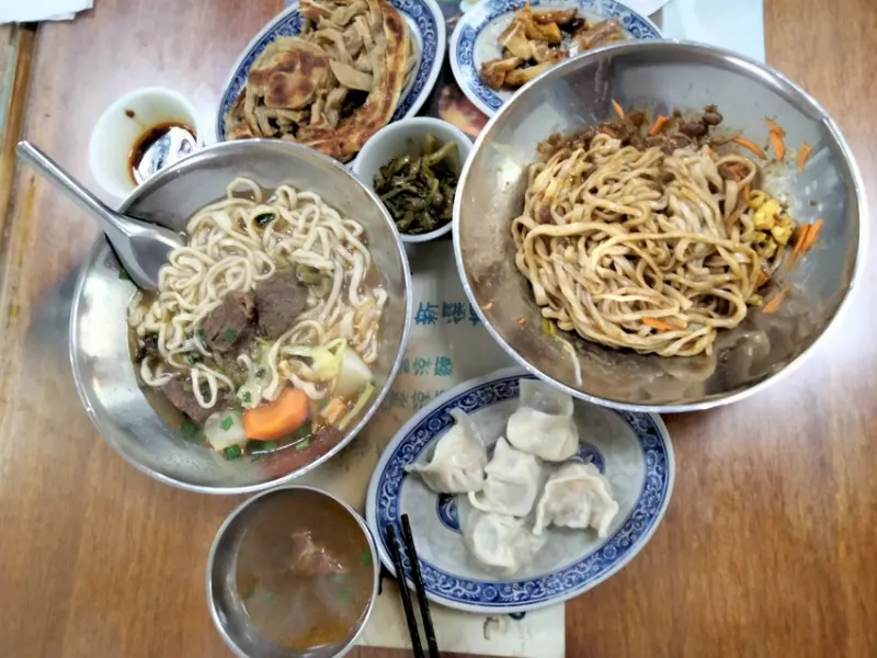 內壢美食[一畝田]榨菜肉絲麵、手抓餅、牛肉麵，想念的好滋味