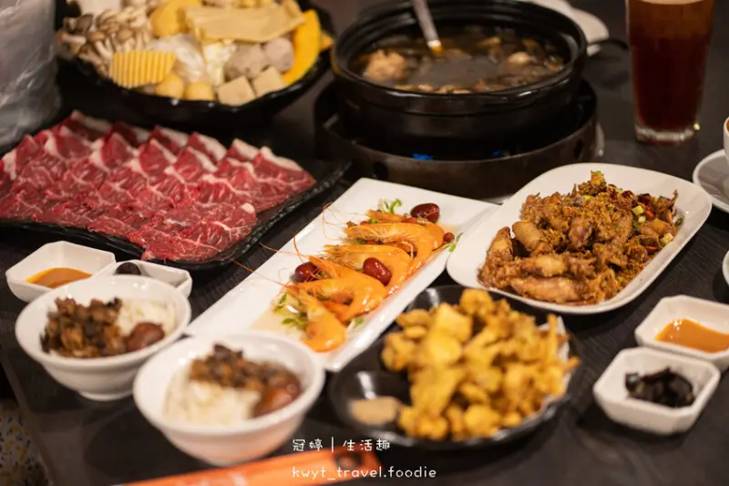 【菇神新社店】神級剝皮辣椒鹿茸菇鍋！台中必比登美食推薦，爽吃暖心鍋物尬熱炒│菜單