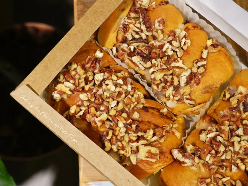 君品酒店—君品經典肉桂捲｜捲入卡士達棉襖的肉桂漩渦 糖霜胡桃堆疊口感