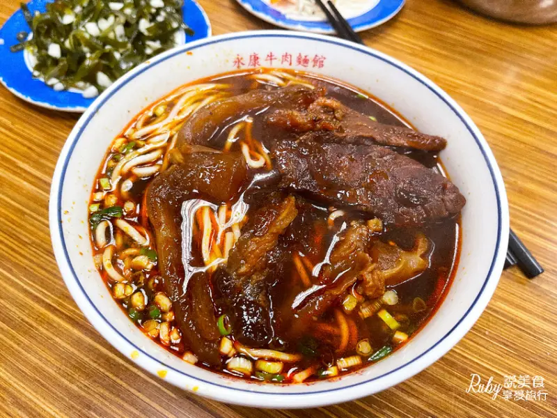 【台北東門站美食】永康牛肉麵- 米其林必比登推薦，牛筋大條軟嫩，大塊牛肉扎實入味，紅燒湯頭重口味的絕對會愛