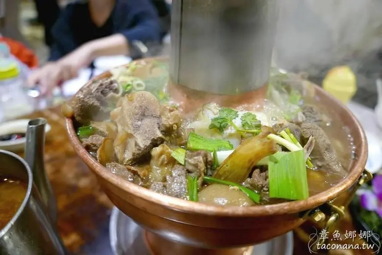 新北泰山美食餐廳》真好麥中華料理  人氣餐館│養生銅鍋炭燒羊肉鍋，帶皮帶骨羊肉塊，最後加入寬粉絲吸飽美