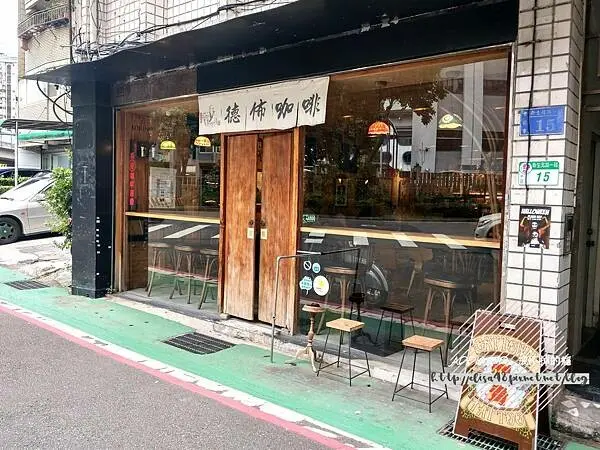 台北中正-[德佈Debut Cafe 台北店] 近忠孝新生站光華商圈，美國Fire King古董繽紛玻璃杯品飲咖啡，台味傳統糕點與甘蔗拿鐵，中藥行木門古典外型的美式穀倉風格咖啡廳
