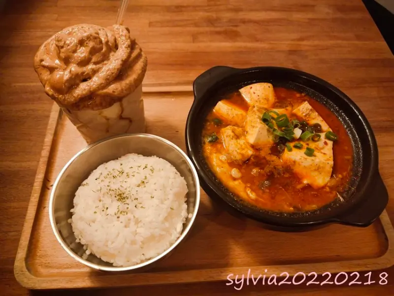 韓式咖啡廳-卡那達咖啡，梨泰院嫩豆腐鍋+400次咖啡。