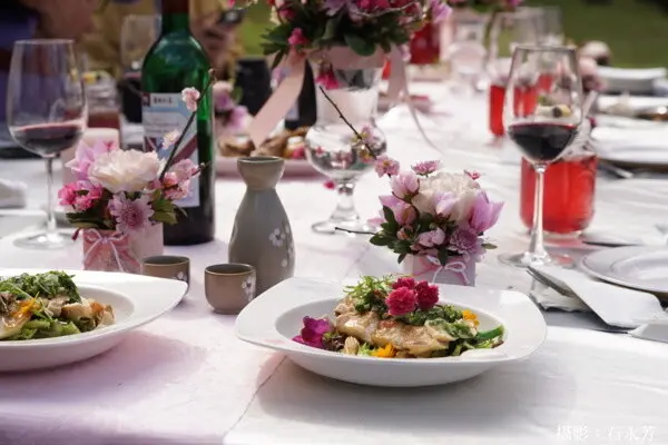 九族文化村賞櫻啖美食，2/19推出櫻花祭限量戶外餐桌-櫻花饗艷。 - 鯨吞饞石