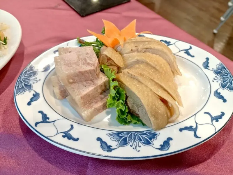 銀翼餐廳~老一輩的記憶美食，老餐廳的堅持與美味!鎮江肴肉、鍋粑蝦仁推薦必嚐菜色!