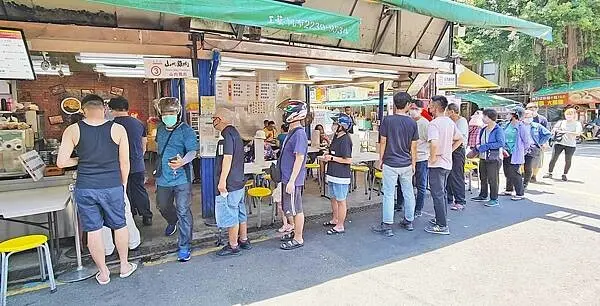 【南機場美食】山內雞肉｜用餐時間排隊人潮會到轉角處的爆人氣雞肉便當店