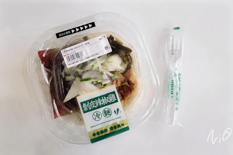 [便利商店]7-ELEVEN。剝皮辣椒雞冷麵。滑Q順口麵條/沁甜微辣醬汁/整個不搭ㄟ雞腿肉