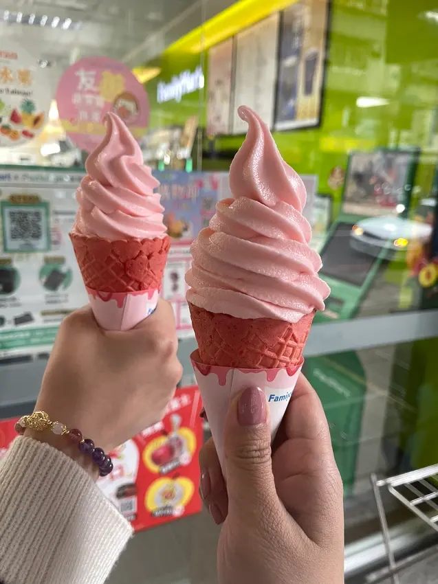 FamilyMart 全家霜淇淋口味分享 --鐵觀音 /草莓優格/蘇打/抹茶/小農牛奶/經典117咖啡/比利時/椰椰奶奶/莓好時光/木瓜牛奶-味道持續更新中｜Ruby說美食享受旅行(@tour_rub
