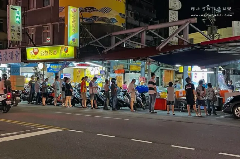 新北市三重區沒有店名沒有地標，菜單只賣兩種，在地40年老饕很愛的炒羊肉攤位，只要營業就排隊！