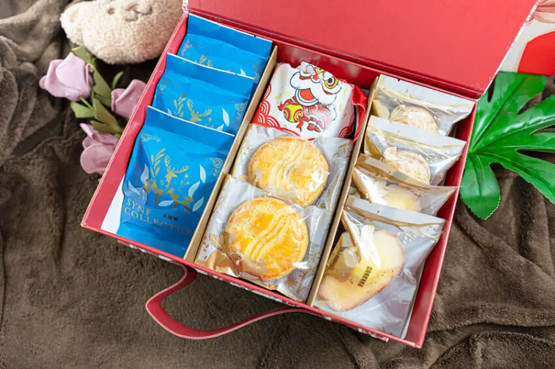 四月南風鴻運金喜新春禮｜宅配美食食記｜水墨森林風造型吸睛的質感禮盒搭配特色點心，12/31前預購還送開運鳳梨酥，公司伴手禮及新春禮盒推薦 - 卡爾茗 C.L.M.