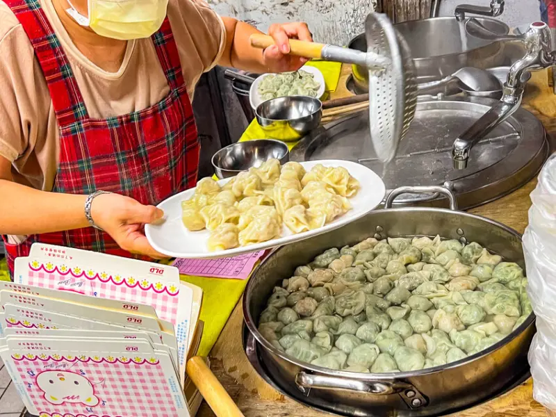 宜蘭縣羅東鎮亞田水餃店｜在地鄉民們的水餃神店，皮薄餡多水餃一顆只要4元！