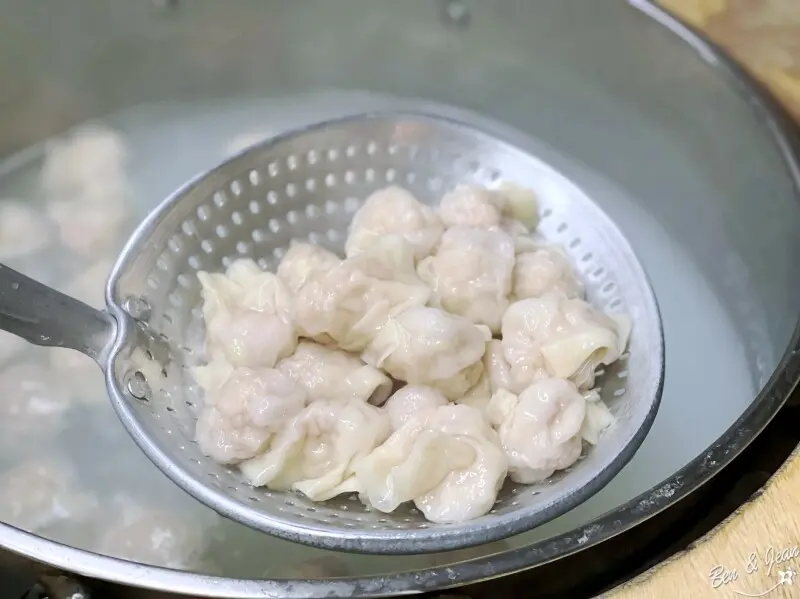 宜蘭美食》亞田水餃~羅東必吃銅板美食小吃，皮薄味鮮，小顆但口味還不錯