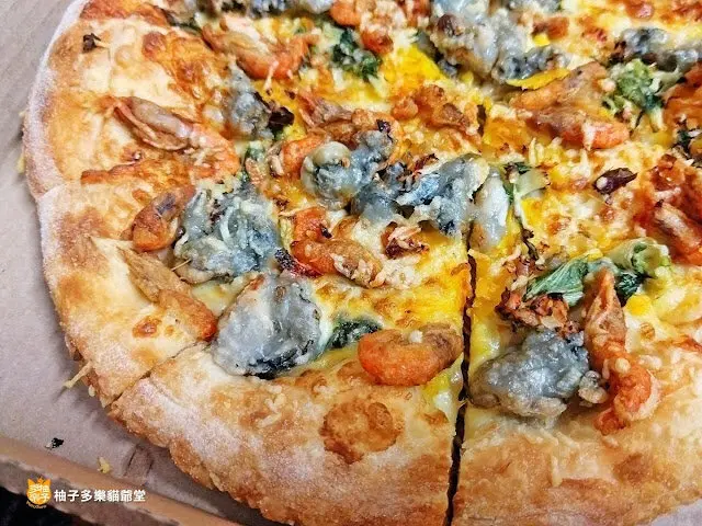 必勝客 蝦猴酥蚵仔比薩煎：臺灣夜市小吃進化版，蝦猴酥+蚵仔煎粉搭喔！