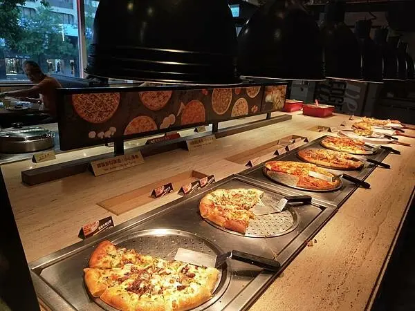 台北必勝客歡樂吧光復店~芝心披薩~烤鷄~涼拌菜~飲料~水果沙拉吧吃到飽~捷運藍線國父紀念館1號出口~
