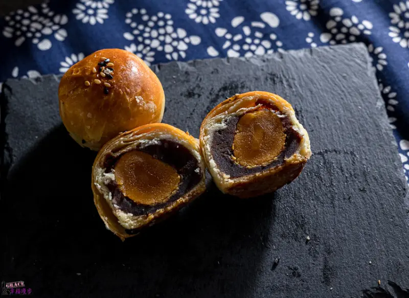 法朋烘焙甜點坊蛋黃酥｜大安區台北市–採用屏東萬丹的低糖紅豆餡所製的蛋黃酥超級搶手，滷肉香濃的綠豆椪口