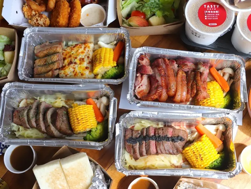 西堤牛排台南永華店：新推出$498輕套餐組合，五道經典主餐任你選，還有沙拉濃湯麵包甜點飲品！現在外帶享85折優惠，讓你宅在家也能輕鬆安心享美食｜限期父親節優惠免費升級重磅肉肉控鐵板牛排|免下車取餐|台