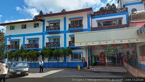 阿里山青年活動中心-雲海、森林鐵道、櫻花一次全收，10人大木屋和KTV開箱