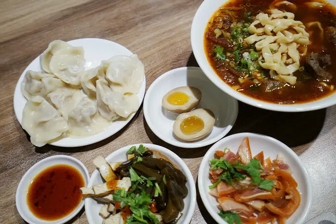 吃香牛肉麵(新址)茄汁牛肉麵~肉好麵夠勁，湯頭酸甜好吃，還有麵點、水餃、飯類可選｜宜蘭五結鄉美食