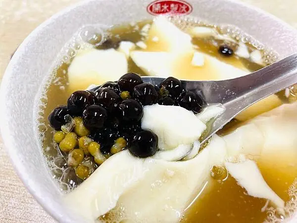 宜蘭美食》深耕在地的人氣甜點【王品豆花】 口感綿密細緻，傳統美味就在喧鬧的市場裡