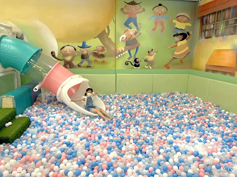 墾丁凱撒大飯店》休閒中心，小凱薩俱樂部、精油瓶DIY室內遊戲天堂，戶外夢幻泳池、游泳池畔潑水節、浪漫夜