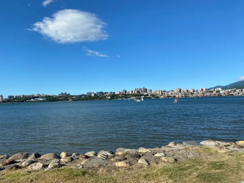 【新北八里-八里左岸公園】觀海大道寬闊草地遛狗、自行車道、沙灘漫步、景觀咖啡廳