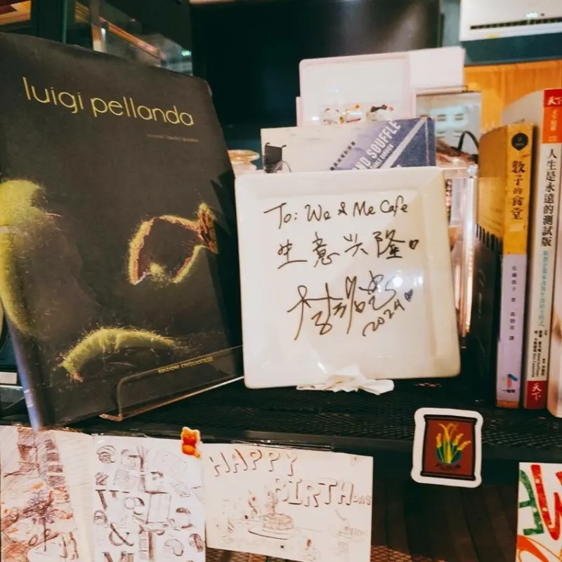 感受滿滿文青氛圍的咖啡時光！不僅可以品嚐到超好吃的早午餐，還能欣賞到台北101的壯麗美景，甚至有機會看到名人光臨留下簽名，來這裡真的超值。