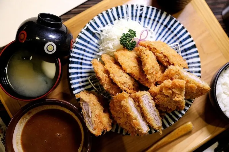 外酥內嫩炸豬排 小資族的最愛！高麗菜絲、小菜、味噌湯、飲料、越光米無限續吃到飽｜樹太老日本定食-台中大
