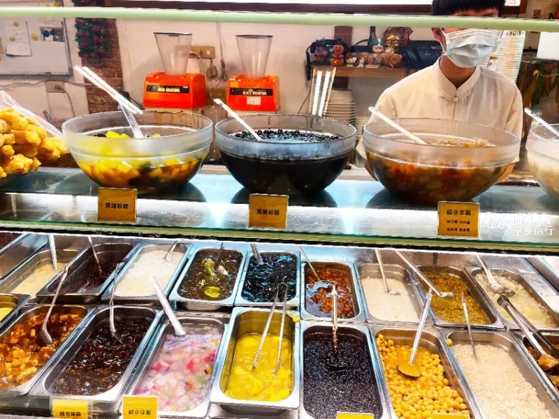 【北投石牌美食】石牌超人氣豆花甜品專賣店-水龜伯古早味，招牌黑糖燒麻糬必點、夏季豆花冰品配料用心不馬虎，一年四季都吃到不同甜品