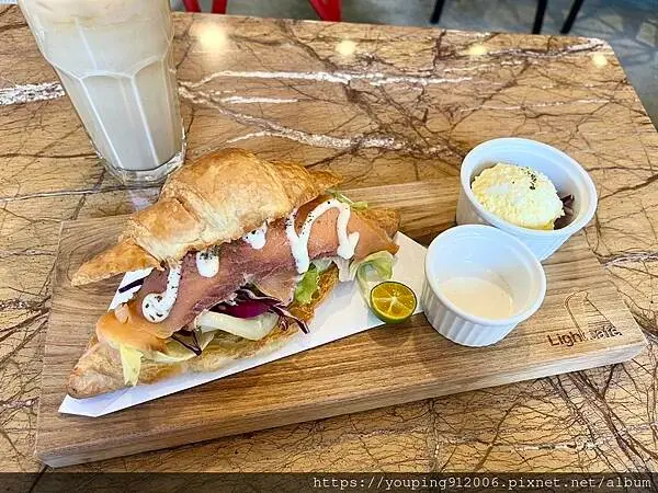 台北大安區｜路燈咖啡 Light Café，師大夜市旁鬧中取靜的店，要正餐要下午茶或是喝個飲品通通都有(附菜單)