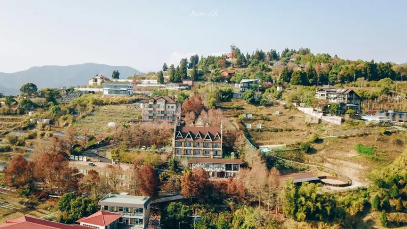【南投仁愛｜住宿】清境佛羅倫斯渡假山莊。南投清境住宿推薦，一泊二食，侘寂風房型，有陽台賞山景喝下午茶