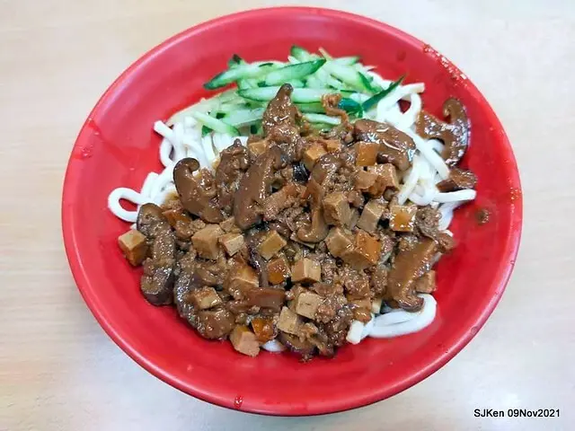 (北捷淡水信義線中山站附近巷弄美食)「福大山東蒸餃大王」--- 人氣美食香菇炸醬麵與蒸餃，用料豐盛香氣四溢！