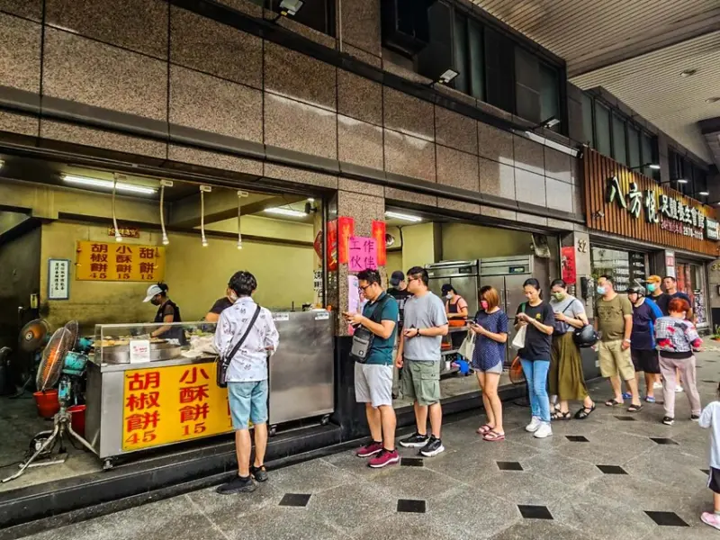 新北市三重區龍門胡椒餅｜無時無刻都大排長龍！烤都來不及賣的炭烤貼爐胡椒餅