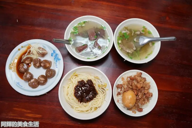 新竹平價美食|公園黑乾麵。在地人最推的黑色誘惑。古早味乾麵。各式小菜。營業時間地址菜單