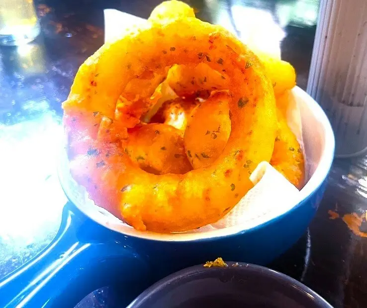 台北市大安區[台北早午餐]大安區敦化站「旅人咖啡」超巨大脆皮爆炸強洋蔥圈/不限時超愜意咖啡廳/平價用料實在/餐點金每賣的早午餐(附菜單)