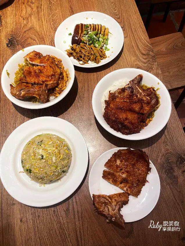 【新北淡水美食】黑殿飯店(右岸店) 淡水必吃美食之一，古早味的懷舊排骨飯配角炸醬和酸菜完美的點綴 -捷運淡水站
