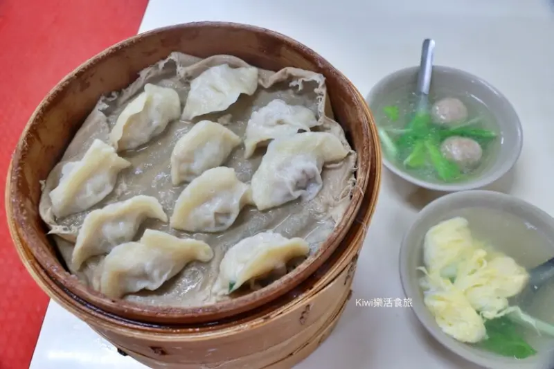 彰化美食三民市場蒸餃50年老店｜現點現蒸好新鮮，Q彈餃皮搭配微甜內餡超棒，彰化三民市場巷弄美食