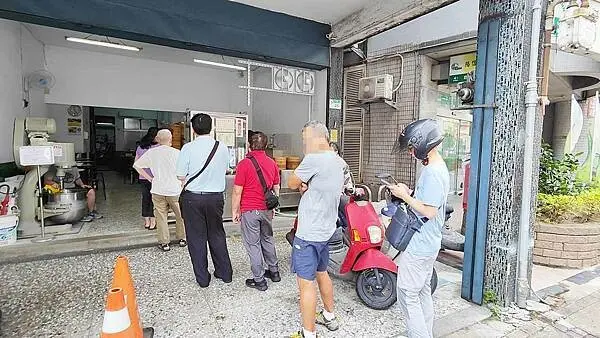 康樂意小吃店｜剛剛出爐不到３０分鐘就會被秒殺光光的包子店
