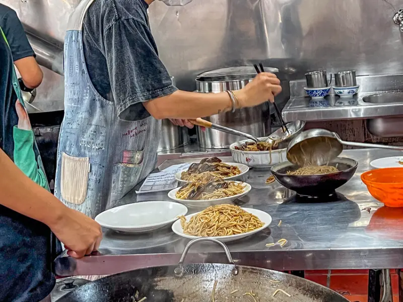 阿吉鱔魚麵｜隱身巷弄內老字號炒鱔魚名店，炭火爆炒鱔魚麵鑊氣十足