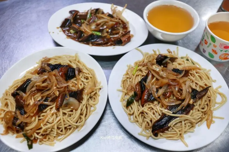 阿吉鱔魚麵｜嘉義鱔魚炒麵推薦以炭火下去大火炒，鱔魚香氣十足.柴魚湯免費喝！晚來絕對吃不到～