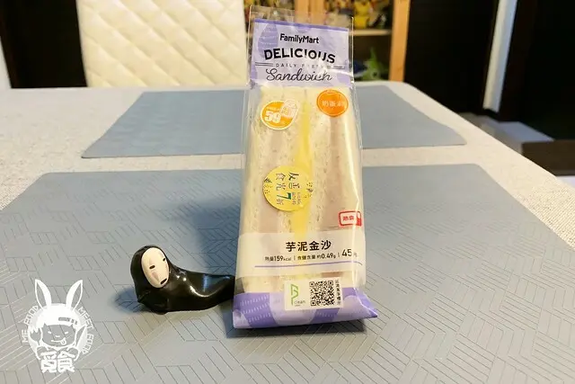 【甜點】全家 芋泥金沙三明治 芋頭季系列第二彈 爆餡流沙超濃郁