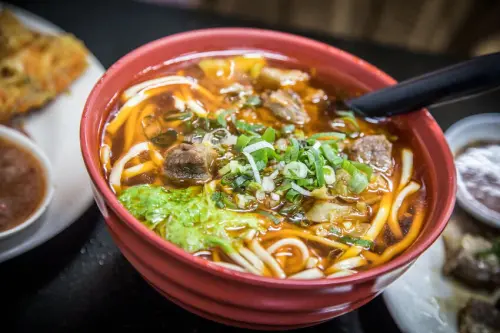 新竹縣竹東鎮莊記牛肉麵｜在地人一面倒推薦牛肉麵神店，牛肉麵只要90元！