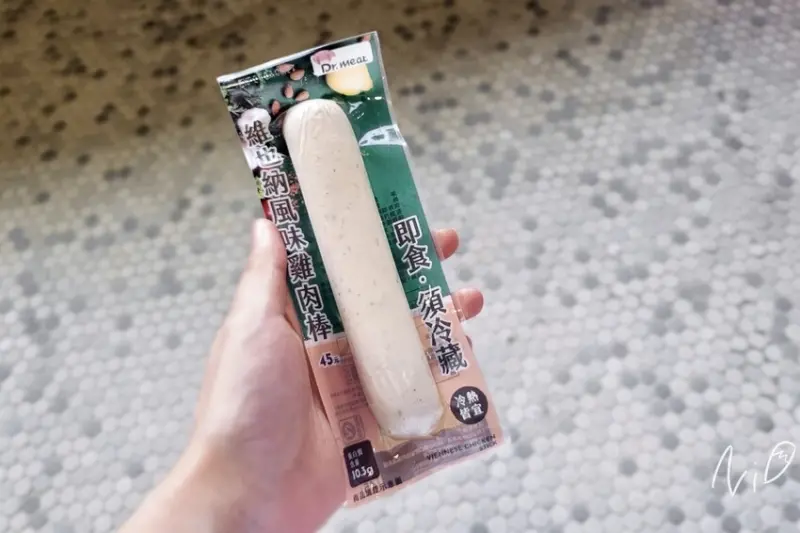 [便利商店]全家Family Mart。【Dr. meat】維也納風味雞肉棒。把成分表拿出來看，你會發現、你會訝異...