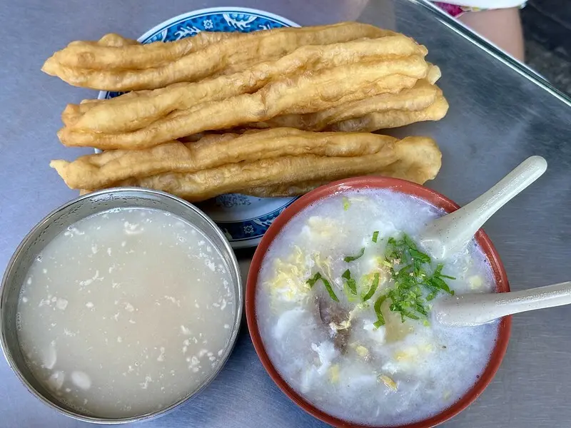 金門金城｜永春廣東粥~金門三大廣東粥，在地80餘年的老字號美食；花生湯也是意外的好喝。（金門美食，金城