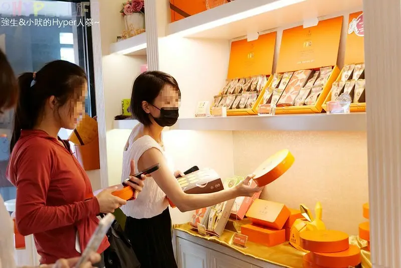 中秋節禮盒必吃酥皮香醇不油膩的卡滋蛋黃酥，低糖紅豆餡吃起來更健康！