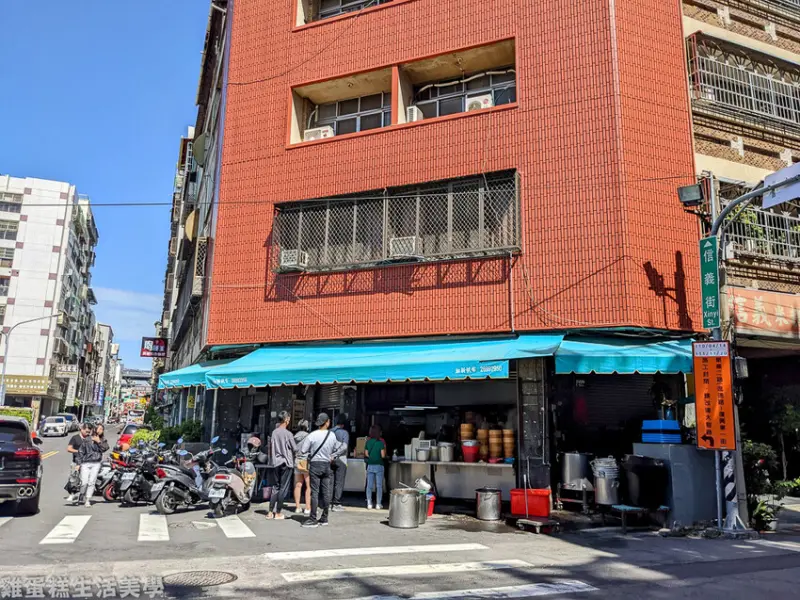 【台中食記】信義街無名湯包(天津苟不理湯包) - 超大顆噴汁湯包，平日人潮有夠多