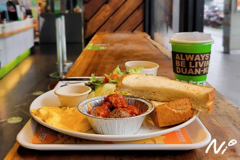 [嘉義東區]THEFREEN BURGER樂檸漢堡 -嘉義中山市府門市。經典牛肉丸晨醒盤餐/早餐優格杯/熱經典美式 #早餐限定菜單